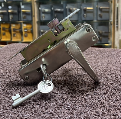 DOOR HANDLE LOCK CL 556